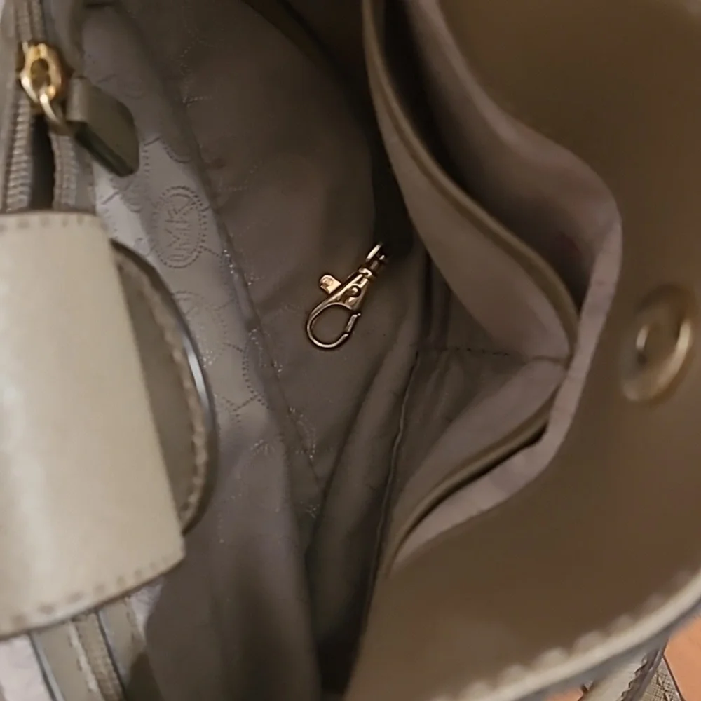 MICHAEL Michael Kors handbag and matching wallet - Picture 5 of 8